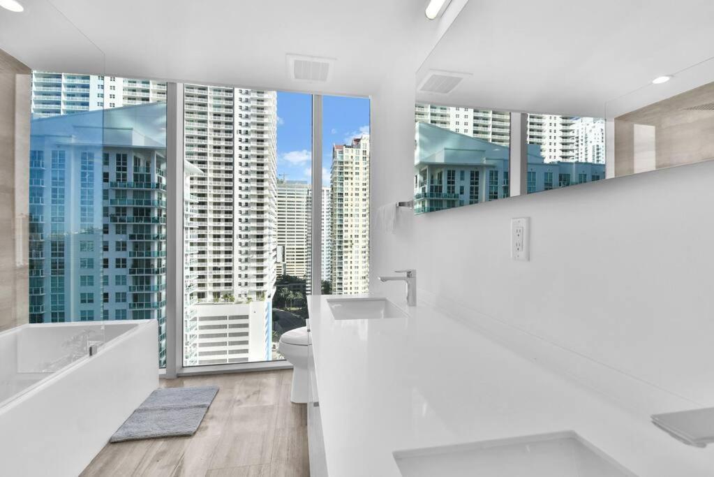 Lovely Upscale Condo Gorgeous View 2Bd 2Bath In Brickell Miami Bagian luar foto